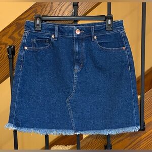 Loft Jean Skirt Raw Edge Hem 5 Pocket short Med Wash SZ. 4 Women’s
